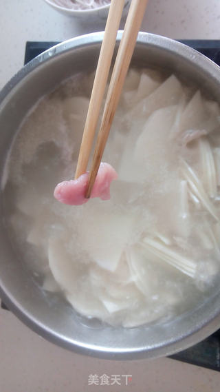 汆肉笋片米线的做法步骤:7