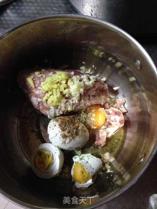 咸蛋黄鲜肉馄饨的做法步骤:2
