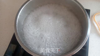 汆肉笋片米线的做法步骤:3