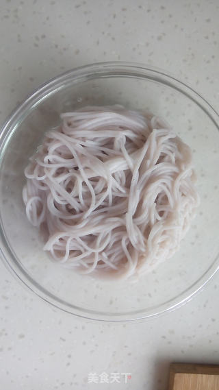 汆肉笋片米线的做法步骤:6