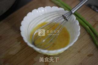 芦笋鸡蛋卷棒棒糖的做法步骤:2