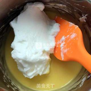 乳酪戚风纸杯小蛋糕(附加奶油霜裱花制作)的做法步骤:7
