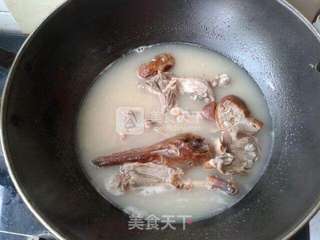 白萝卜鸭架汤的做法步骤:3