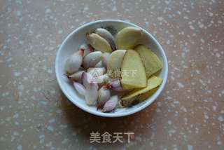 鲫鱼炖豆腐的做法步骤:2