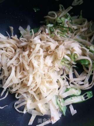 秋葵洋葱炒饼丝的做法步骤:5