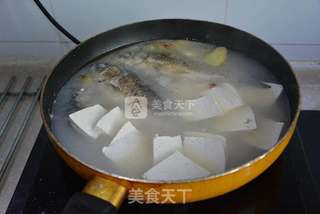 鲫鱼炖豆腐的做法步骤:9