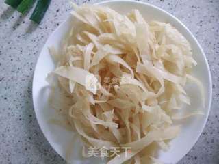 秋葵洋葱炒饼丝的做法步骤:2