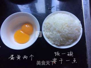 黄金蛋炒饭的做法步骤：1