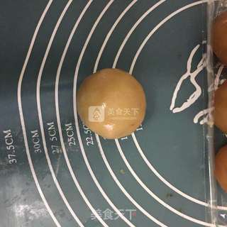 莲蓉蛋黄月饼的做法步骤:11