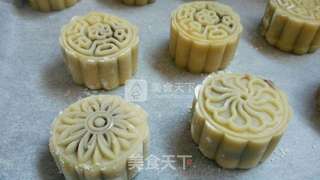 广式豆沙蛋黄月饼(50g模)的做法步骤:16