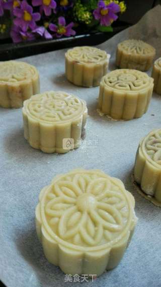 广式豆沙蛋黄月饼(50g模)的做法步骤:17