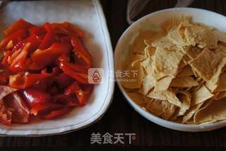 尖椒炒豆腐皮的做法步骤:2
