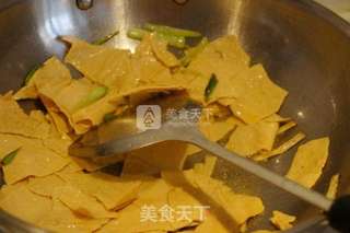 尖椒炒豆腐皮的做法步骤:5
