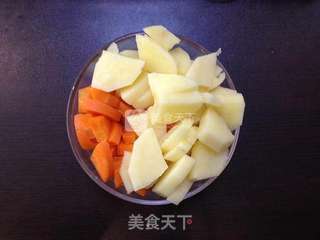 白小厨—【电饭煲焖土豆胡萝卜咸饭】的做法步骤：2