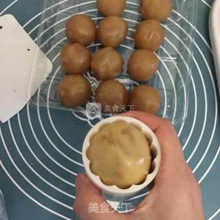 莲蓉蛋黄月饼的做法步骤:12
