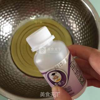 莲蓉蛋黄月饼的做法步骤:2