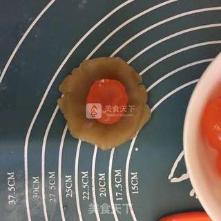 莲蓉蛋黄月饼的做法步骤:8