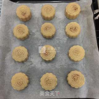 莲蓉蛋黄月饼的做法步骤:13