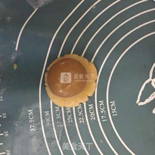 莲蓉蛋黄月饼的做法步骤:10