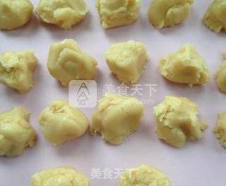 莲蓉蛋黄月饼的做法步骤:12