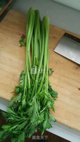 清炒芹菜的做法步骤：1