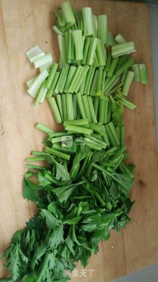 清炒芹菜的做法步骤:2