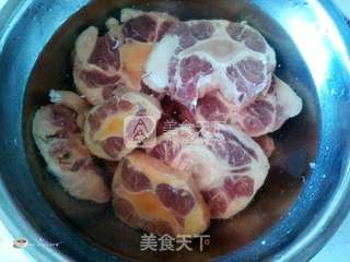 三椒牛尾南瓜盅的做法步骤:2