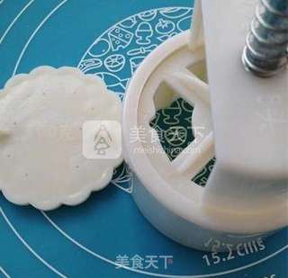 莲蓉蛋黄月饼的做法步骤:17