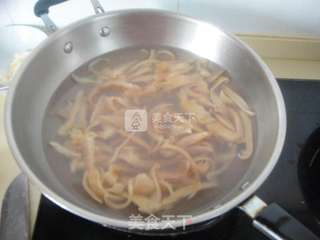 青椒洋葱鱿鱼须的做法步骤:2
