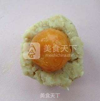 莲蓉蛋黄月饼的做法步骤:9
