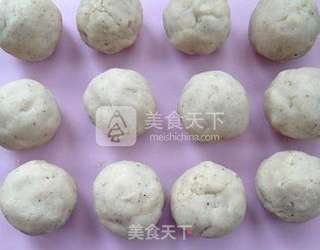 莲蓉蛋黄月饼的做法步骤:11