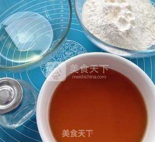 莲蓉蛋黄月饼的做法步骤:2