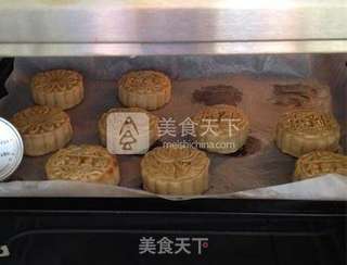 莲蓉蛋黄月饼的做法步骤:19