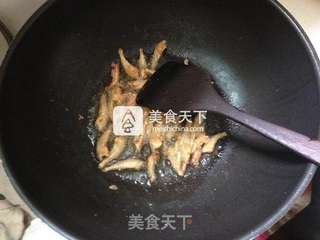 超级下饭的-蒜香麻辣小鱼干的做法步骤:2