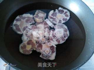 三椒牛尾南瓜盅的做法步骤:6