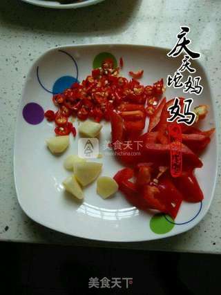 乡里腊肉炒蒜苔的做法步骤:4