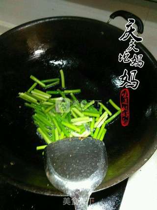 乡里腊肉炒蒜苔的做法步骤:6