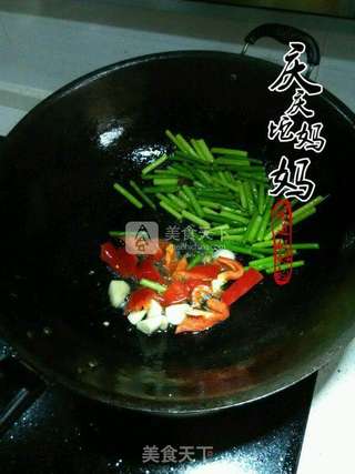 乡里腊肉炒蒜苔的做法步骤:7