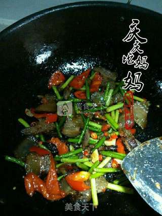 乡里腊肉炒蒜苔的做法步骤:8
