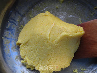 松仁玉米月饼的做法步骤:7