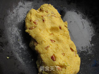 松仁玉米月饼的做法步骤:10