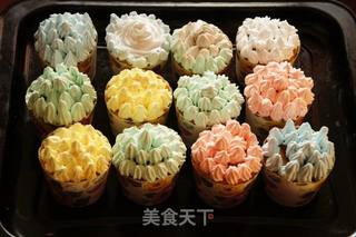 最简单的纸杯裱花蛋糕的做法步骤:15