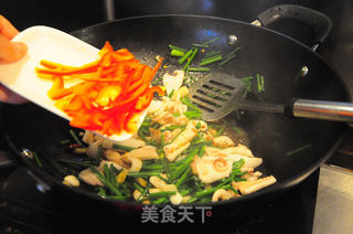 韭菜苔炒鱿鱼的做法步骤:9