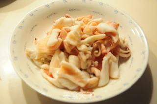 韭菜苔炒鱿鱼的做法步骤:2