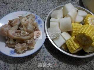 玉米萝卜猪蹄汤的做法步骤：1