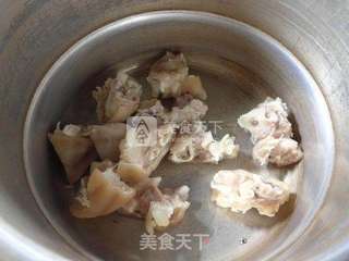玉米萝卜猪蹄汤的做法步骤：2