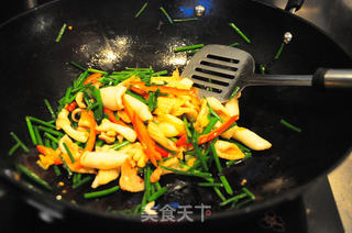 韭菜苔炒鱿鱼的做法步骤:10
