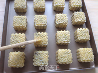广式红豆沙月饼的做法步骤:15