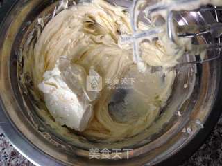 裱花杯子蛋糕(简单易做的奶酪霜)的做法步骤:3