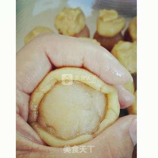 莲蓉蛋黄月饼的做法步骤:2